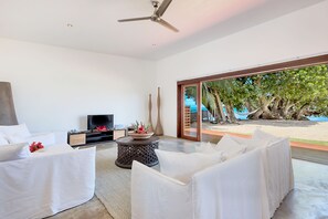 Deluxe villa, 1 slaapkamer, terras, uitzicht op oceaan | Woonkamer | Een lcd-televisie
