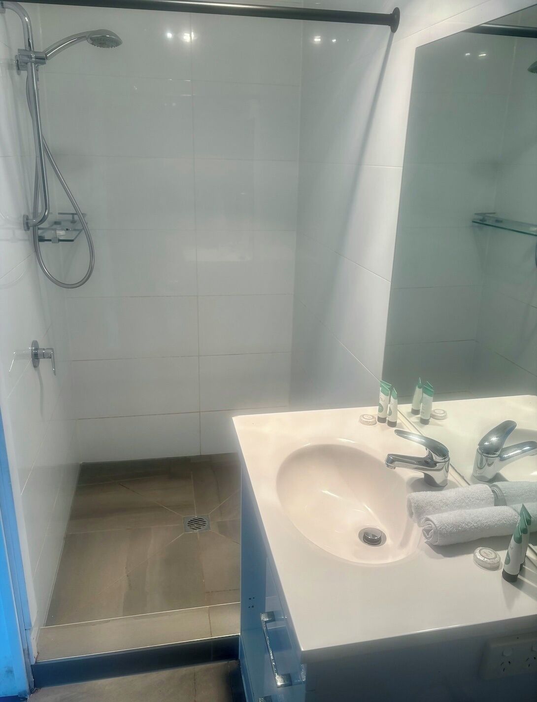 cabin | bathroom | shower, free toiletries, towels