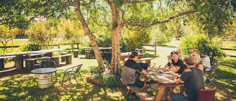 Déjeuner et dîner servis sur place