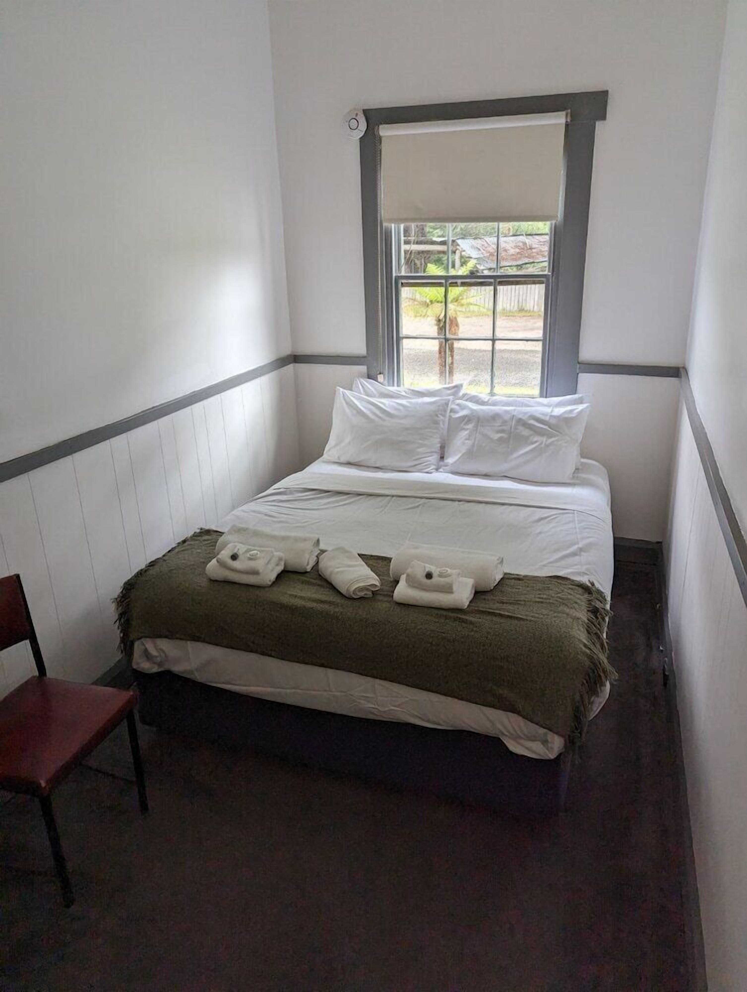 Iron/ironing board, bed sheets