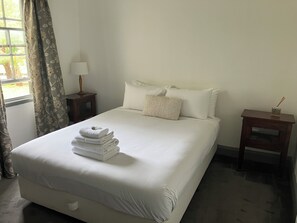 Queen Plus Room | Iron/ironing board, bed sheets - Weldborough Hotel (Weldborough)