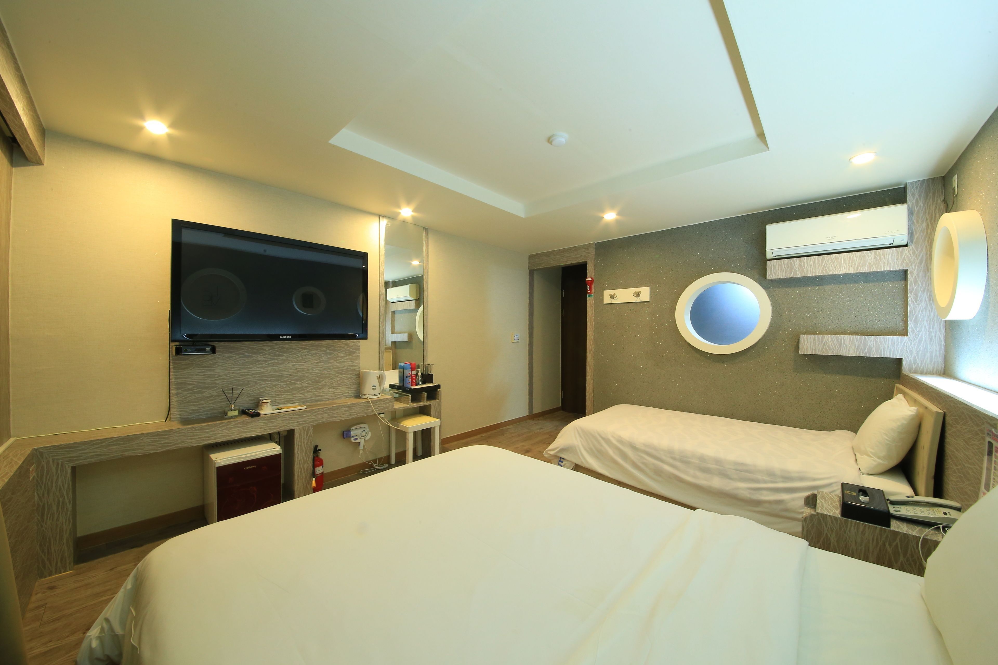 Ropa de cama de alta calidad y cortinas opacas