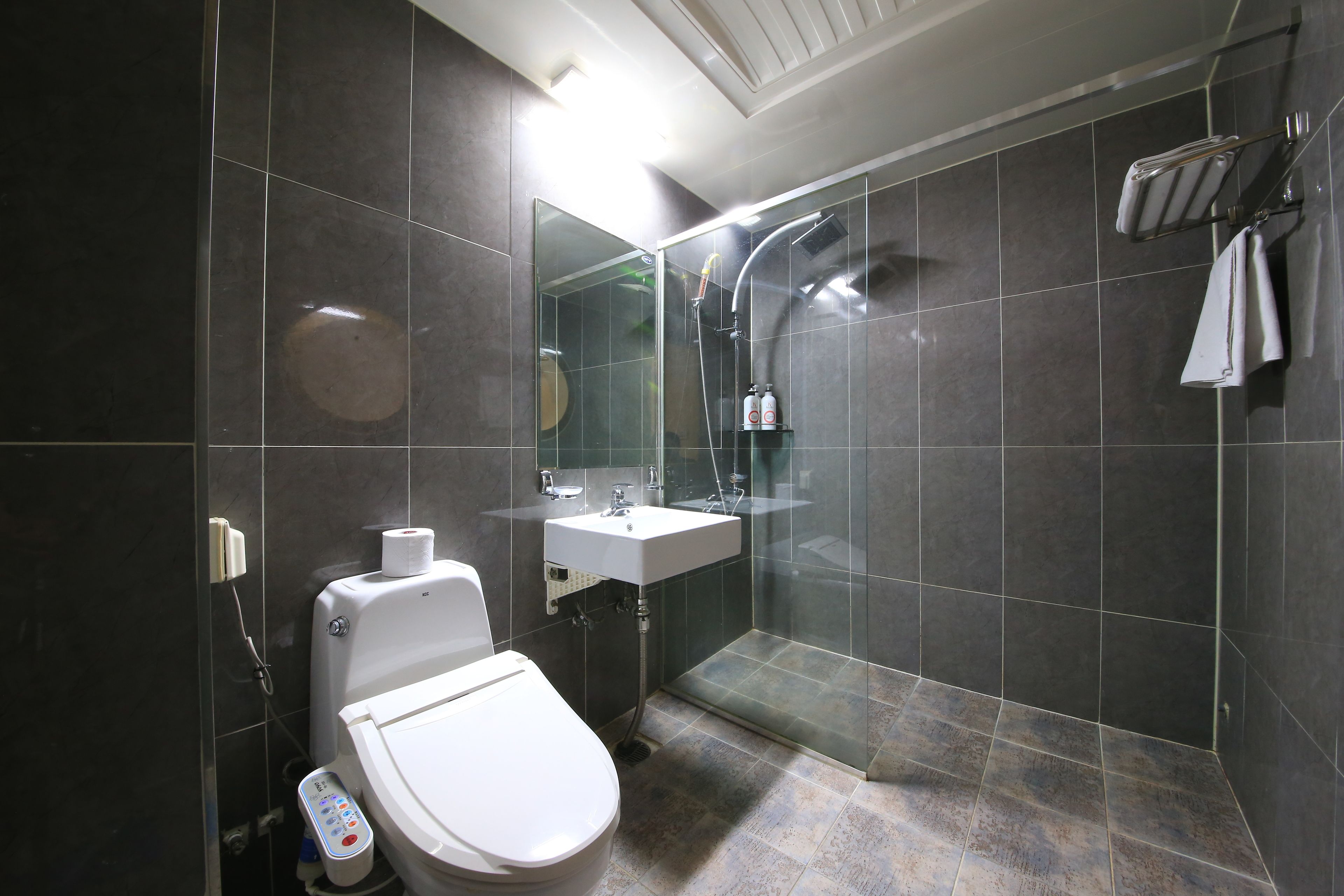 Business Twin Room | Bathroom | Free toiletries, hair dryer, bathrobes, slippers