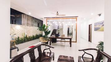 Área de estar no saguão