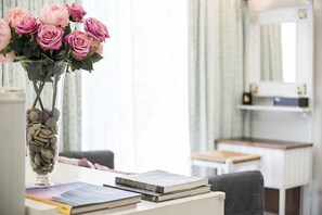 Boutique Homestay | Living area | 32-inch flat-screen TV with satellite channels, TV, DVD player - Treasure Hunt (Bang Phli)