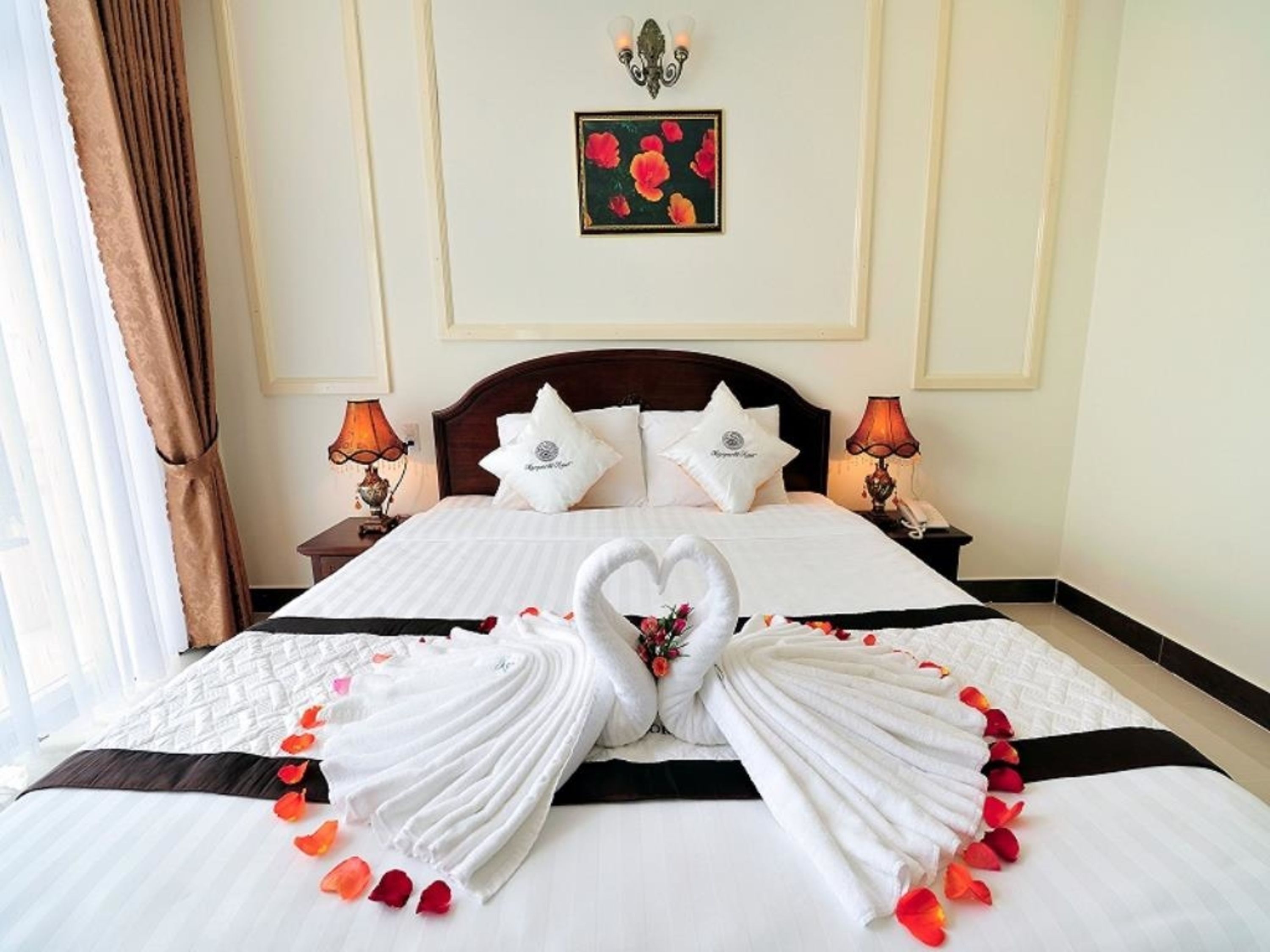 Deluxe Double Room | Minibar, in-room safe, desk, blackout drapes