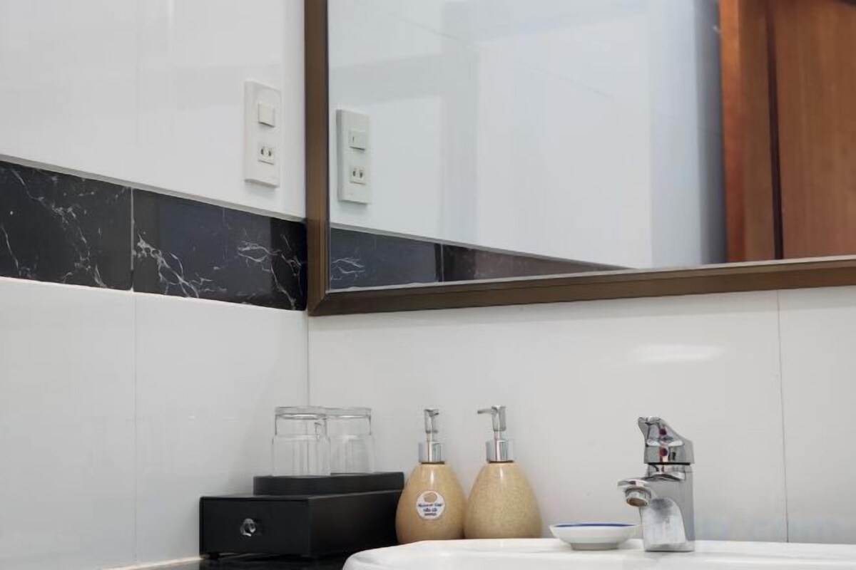 Baño | Regadera, amenidades de baño gratuitas, secadora de cabello, pantuflas