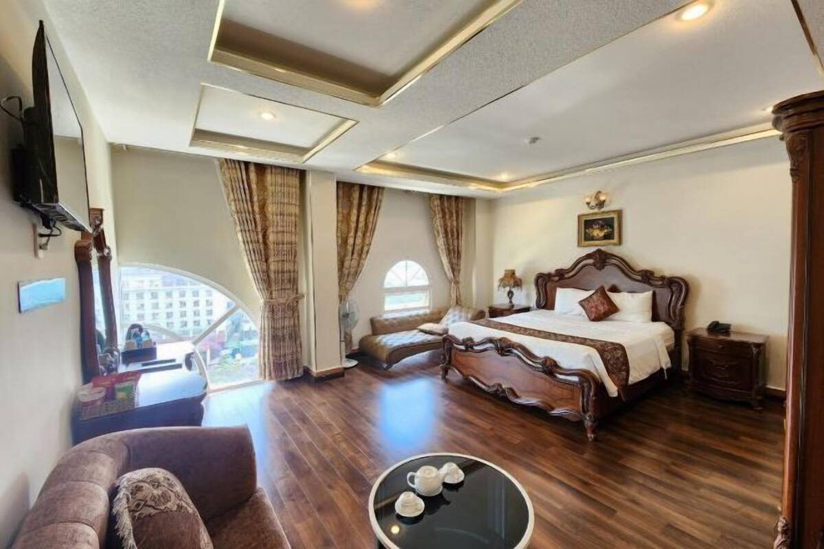 ميني بار وخزنة داخل الغرفة ومكتب وستائر تعتيم