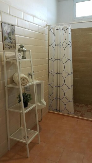 2-Bedroom Villa  | Bathroom | Shower, free toiletries, hair dryer, slippers - Villa Nachalieng (Nong Phai)