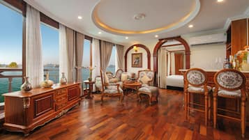 Suite Royal, balcón, vista al océano | Sala de estar | Televisión LCD
