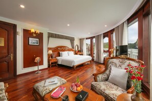 State Suite Private Balcony | Egyptian cotton sheets, premium bedding, down comforters, free minibar