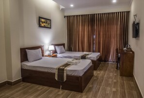 Minibar, desk, bed sheets - Phnom Penh Le Vincent Hotel (Phnom Penh)