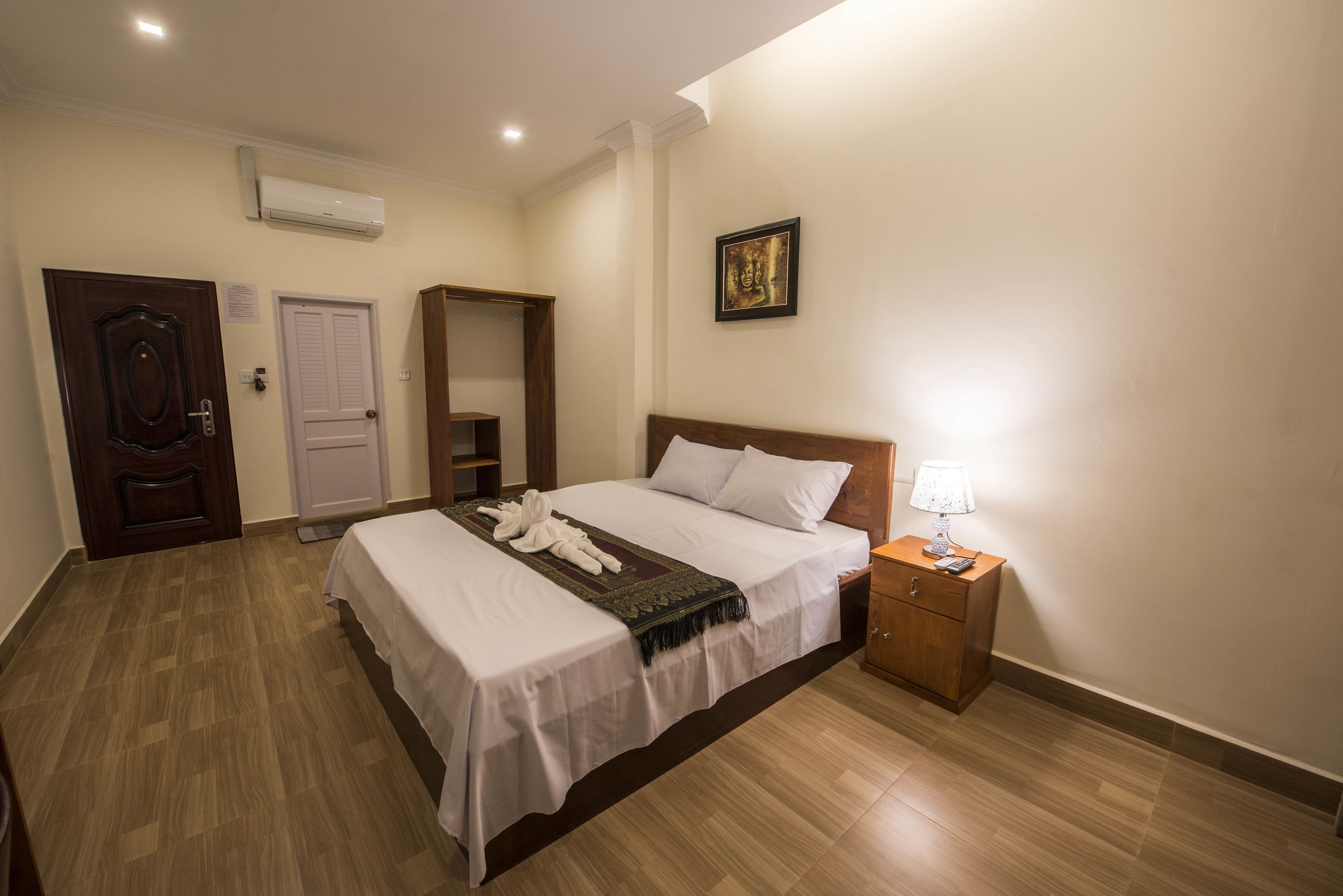 deluxe double room, balcony | minibar, desk, bed sheets