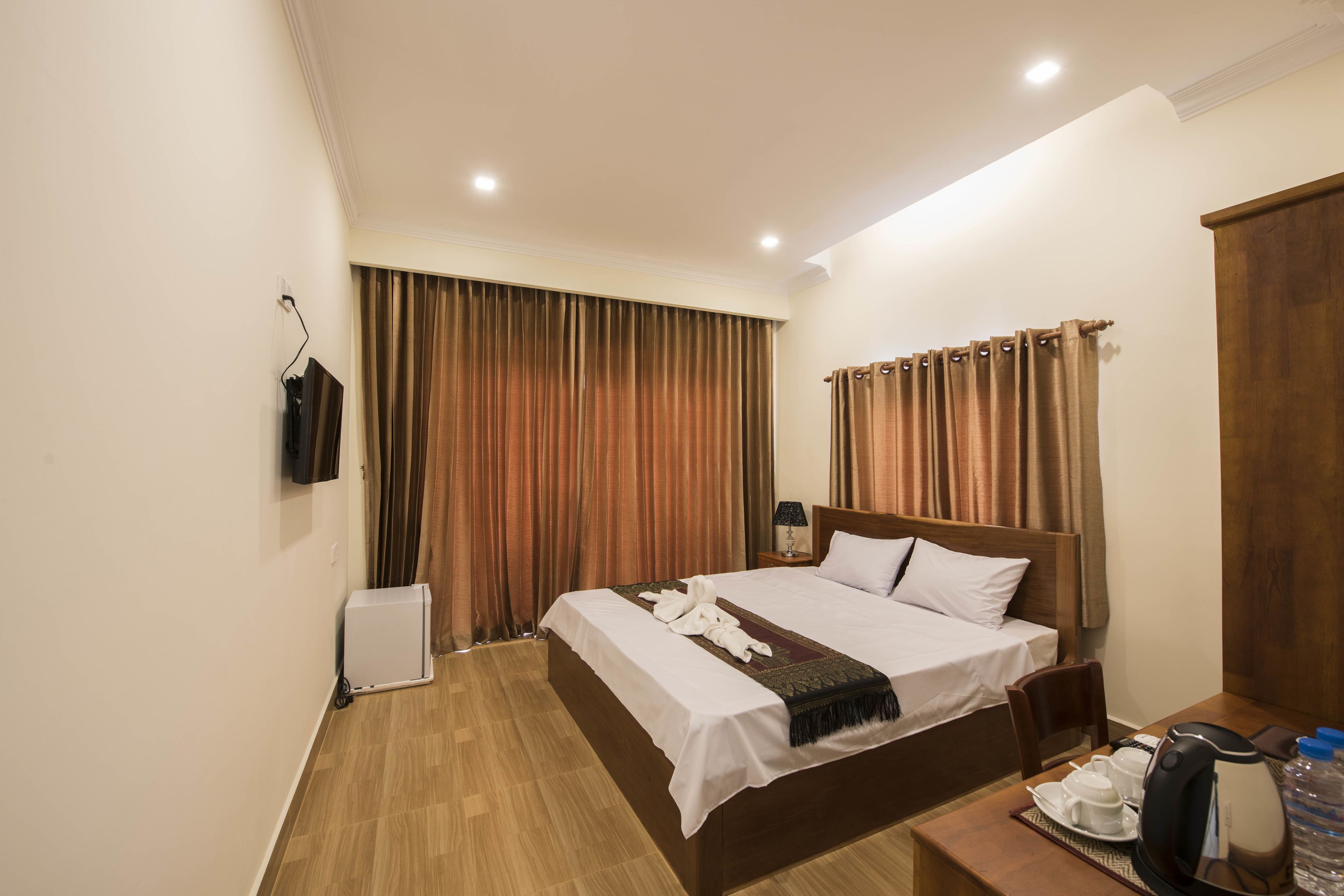 deluxe double room, balcony | minibar, desk, bed sheets