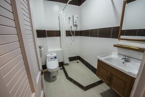 Ducha, artículos de tocador gratuitos, secador de pelo, pantuflas