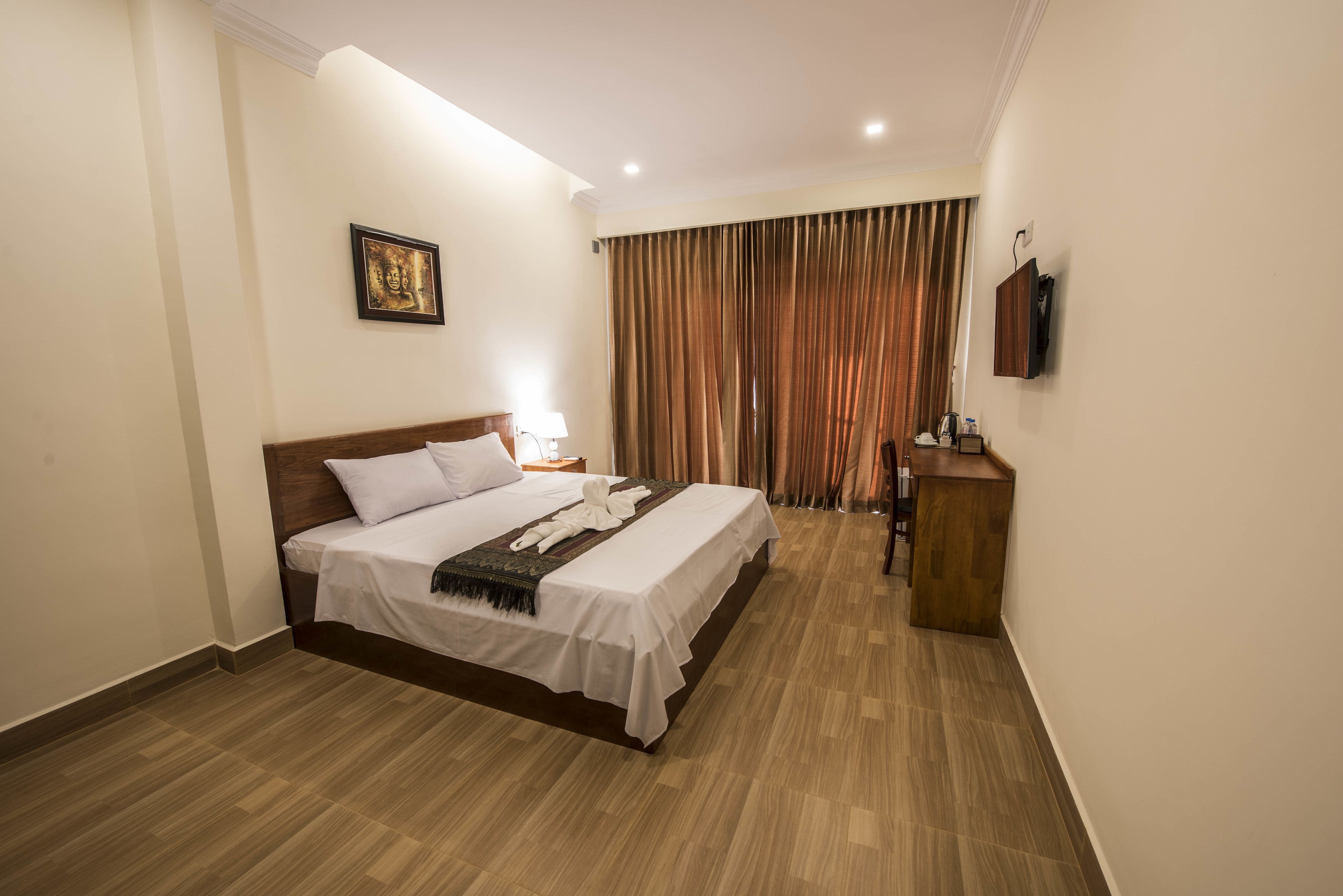 deluxe double room, balcony | minibar, desk, bed sheets