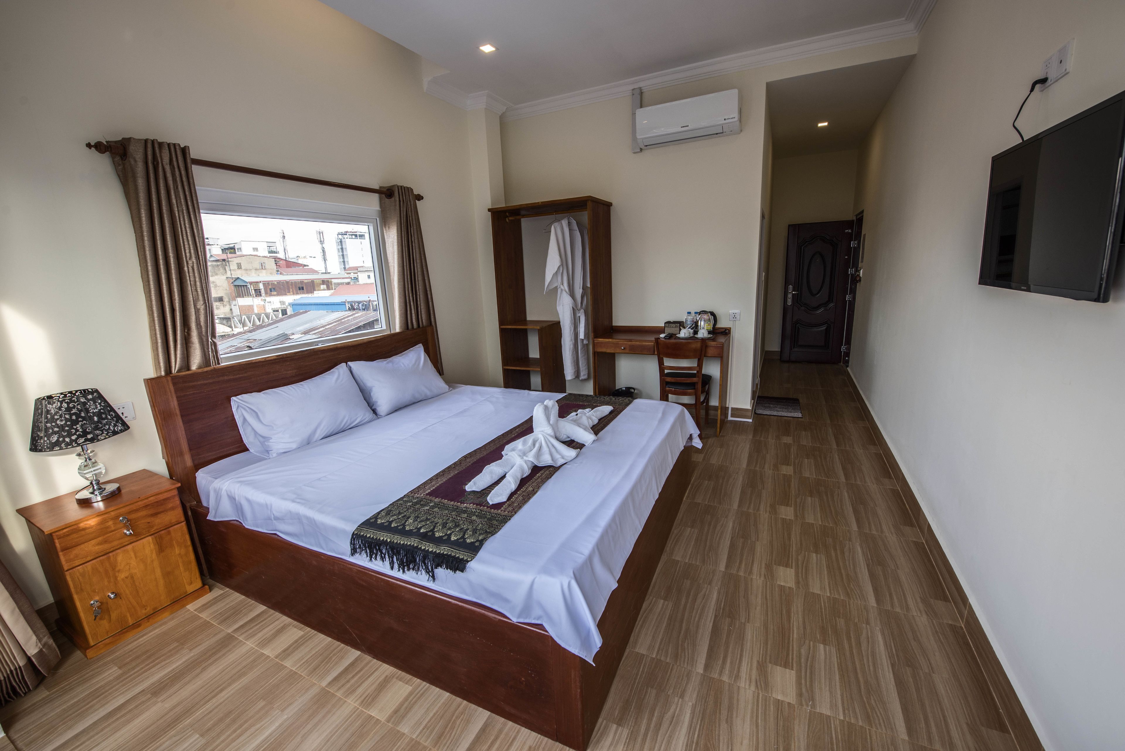 deluxe double room, balcony | minibar, desk, bed sheets