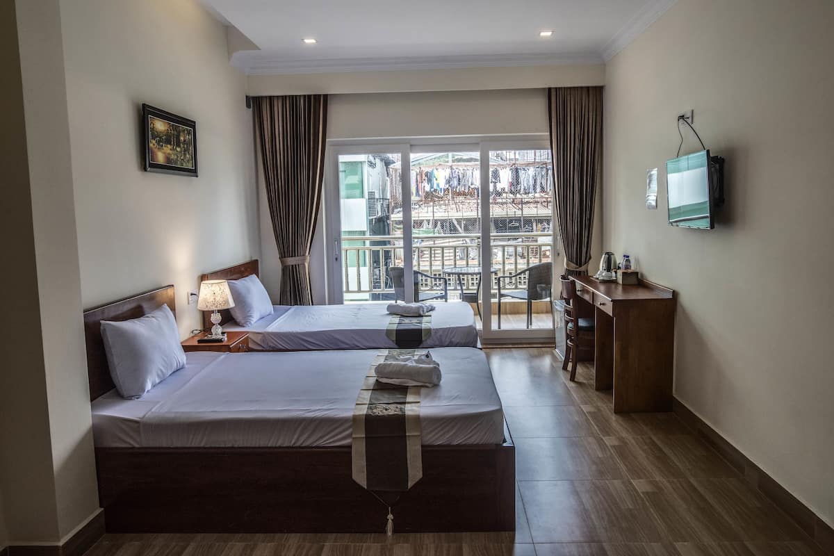 Frigobar, escrivaninha, roupa de cama
