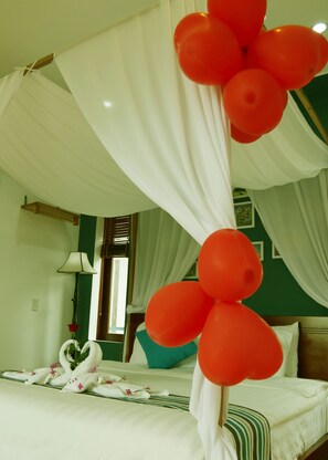 Honeymoon Room, Balcony | Bar mini, peti besi dalam bilik, meja, langsir/tirai gelap terus 