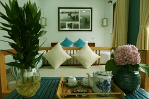 Standardrum (Double or Twin) | Minibar, värdeförvaringsskåp på rummet och skrivbord