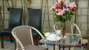 Serviço de café da manhã, local e internacional, vistas para a piscina