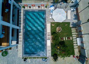Utomhuspool, parasoller och solstolar