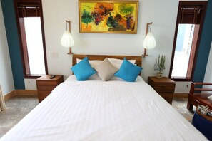 Sviitti, parveke (Double or Twin) | Minibaari, tallelokero huoneessa, työpöytä, pimennysverhot