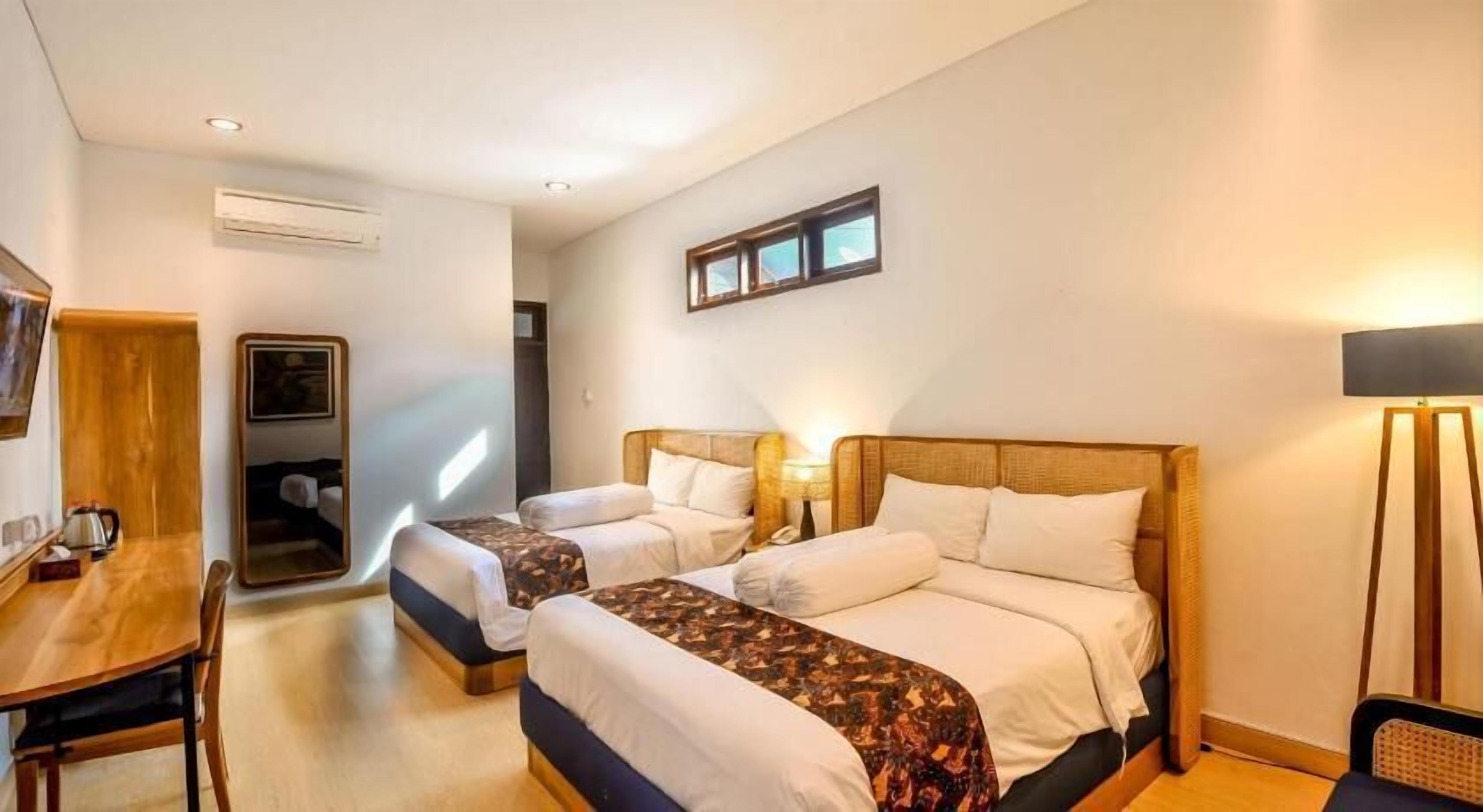 Peralatan tempat tidur premium, bar mini, peti besi dalam bilik, meja 