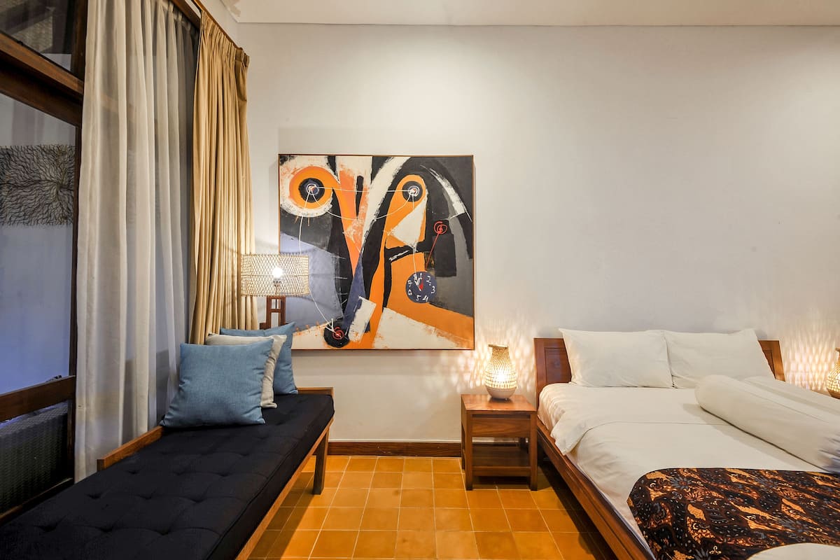 deluxe room | premium bedding, minibar, in-room safe, desk