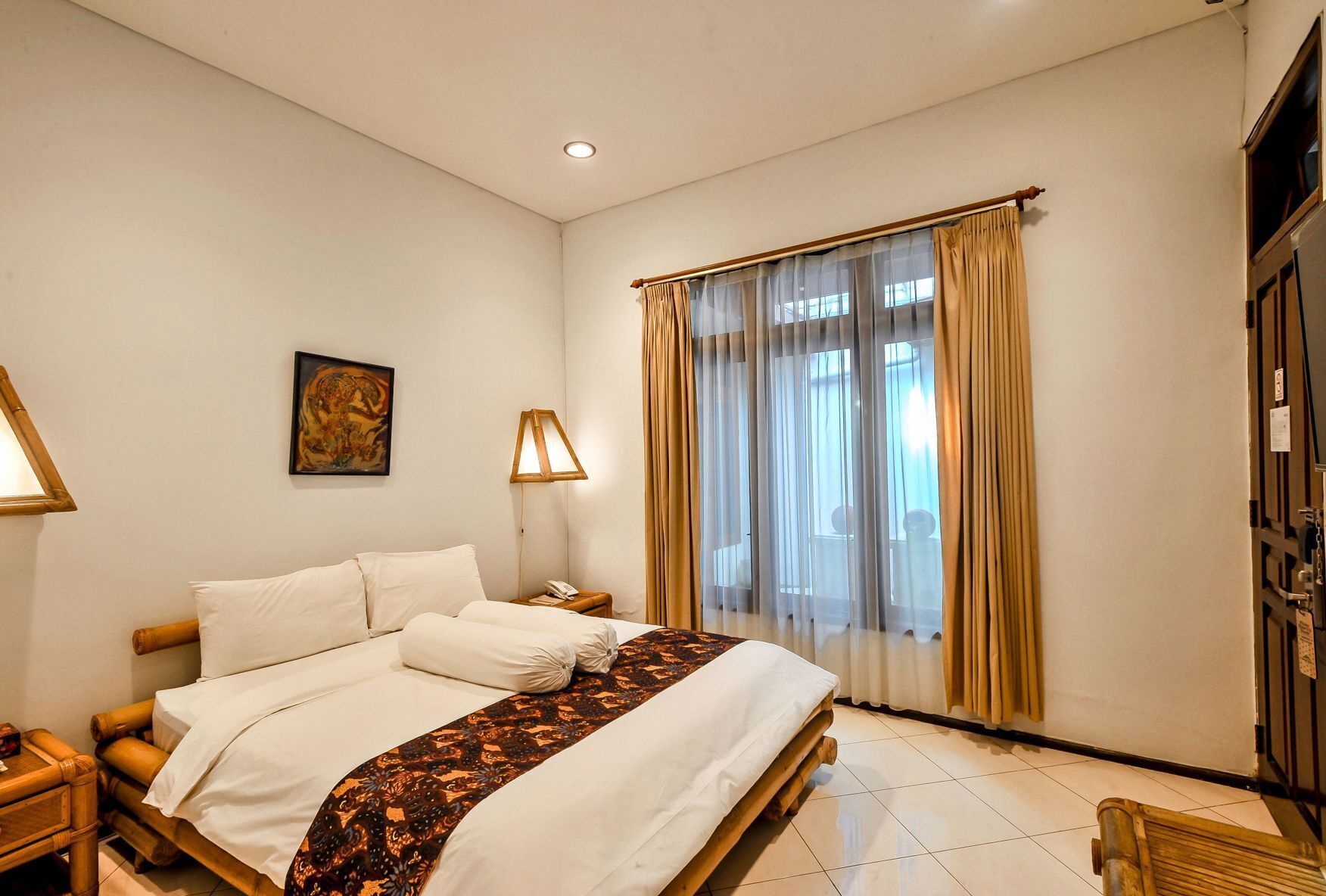 Peralatan tempat tidur premium, bar mini, peti besi dalam bilik, meja 