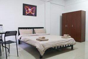 Standard Double Room | Desk, free WiFi, bed sheets - Baan Mai Guest House (Bangkok)