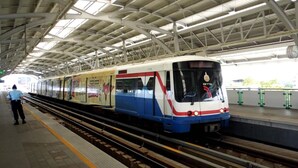 Una estación de tren moderna con techo alto y andén cubierto.
