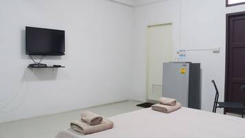 Standard Double Room | Desk, free WiFi, bed sheets