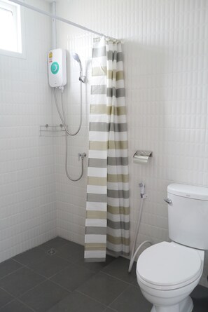 Bathroom - Baan Mai Guest House (Bangkok)