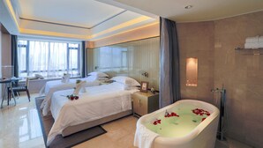 Deluxe suite | Een minibar, een kluis op de kamer, een bureau, verduisterende gordijnen