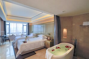 ห้องดีลักซ์สวีท | มินิบาร์, ตู้นิรภัยในห้องพัก, โต๊ะทำงาน, ผ้าม่านกันแสง