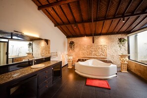 Villa, 2 Schlafzimmer, eigener Pool | Badezimmer | Badewanne und Dusche (separat), kostenlose Toilettenartikel, Handtücher