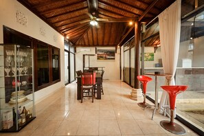 Villa, 2 Schlafzimmer, eigener Pool | Frühstücksbereich | Frühstück (75000.00 IDR pro Person)