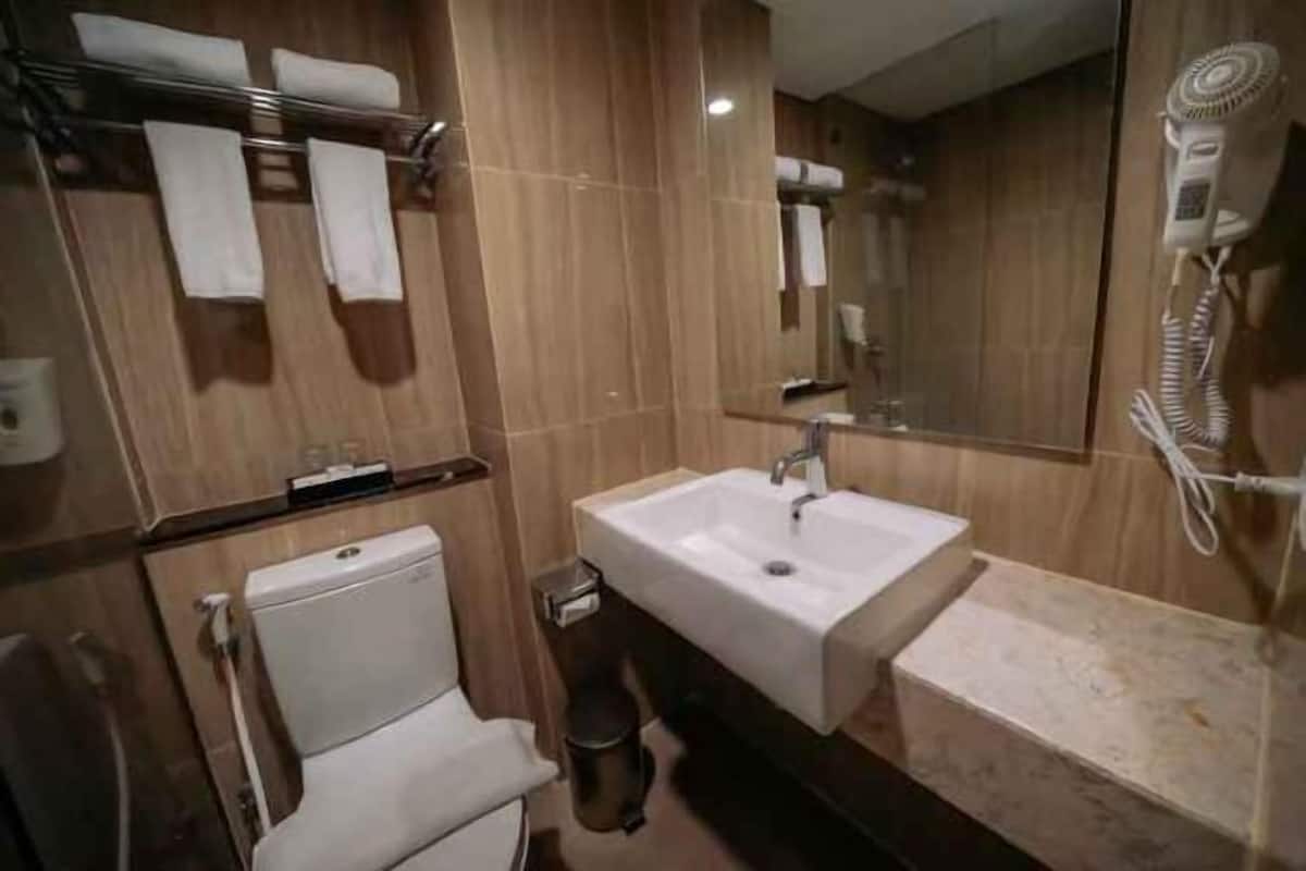 Bathroom | Shower, free toiletries, slippers, towels