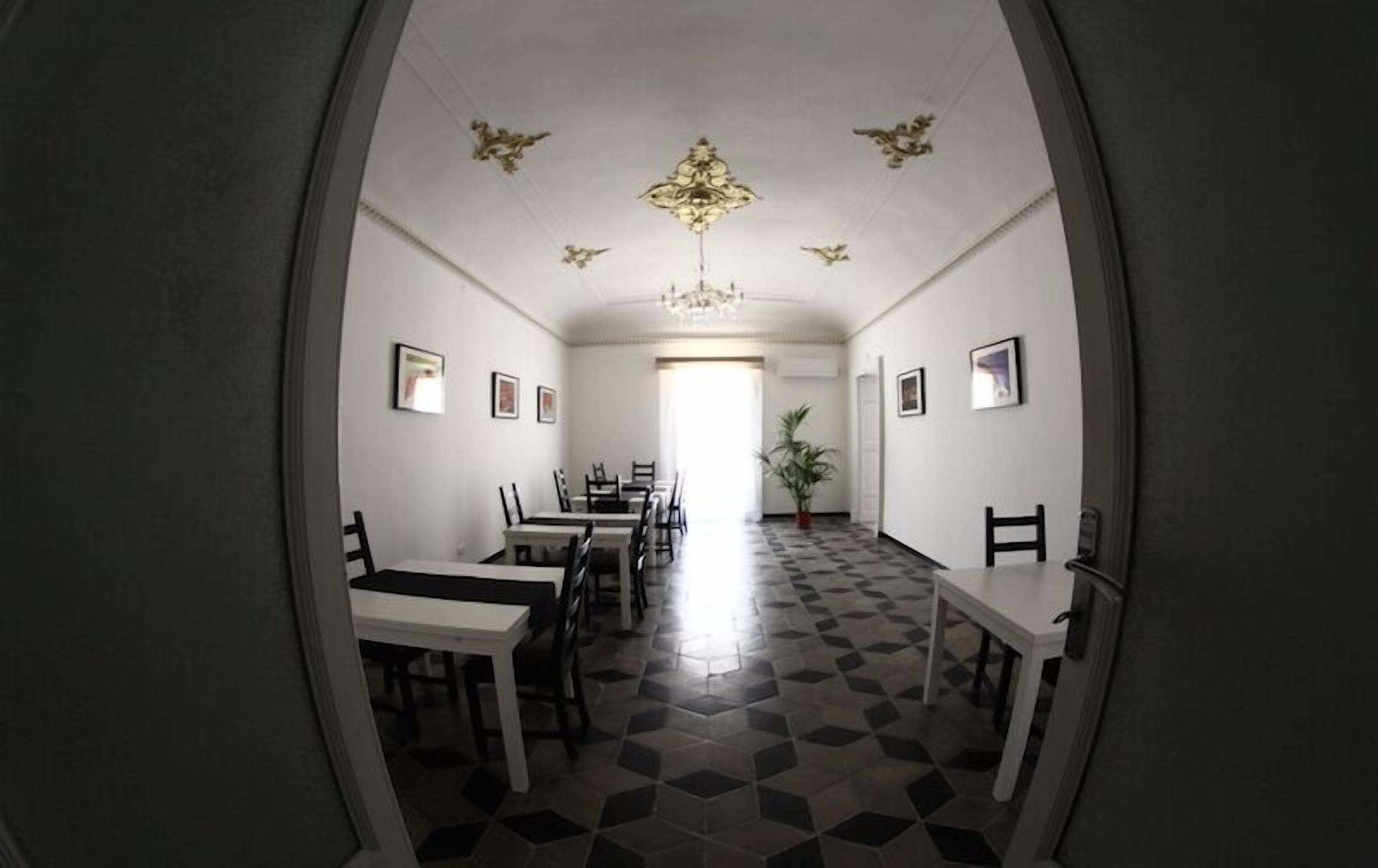 朝食 (ビュッフェ)、毎日提供 (無料)