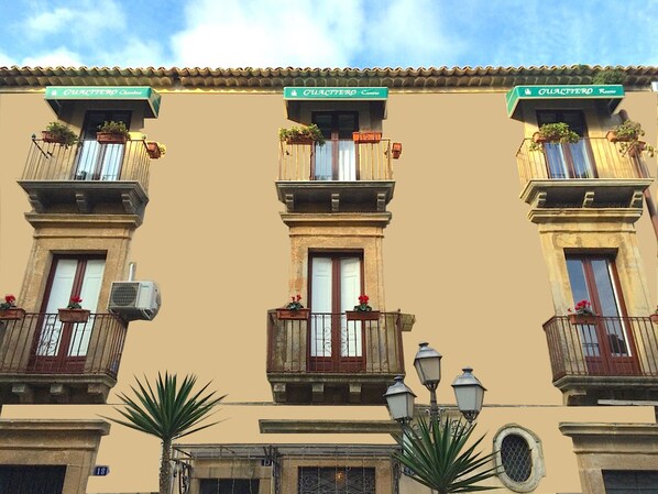 Front of property - Gualtiero camere e suite (Caltagirone)