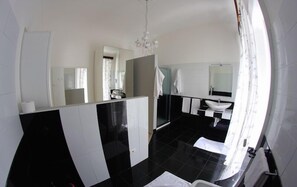 Een douche, gratis toiletartikelen, een haardroger, een bidet