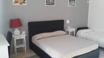 Hochwertige Bettwaren, Minibar, Zimmersafe, Schreibtisch