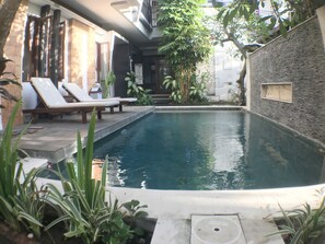 Outdoor pool - Kubu Munggu Homestay (Denpasar)