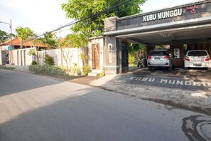 Front of property - Kubu Munggu Homestay (Denpasar)