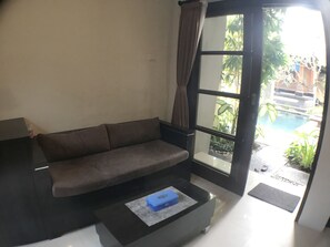 Deluxe Room, Kitchenette | Ruang tamu | TV LCD 