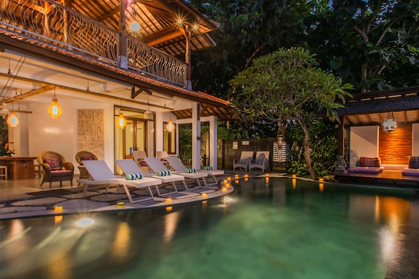 Außenpool, Liegestühle