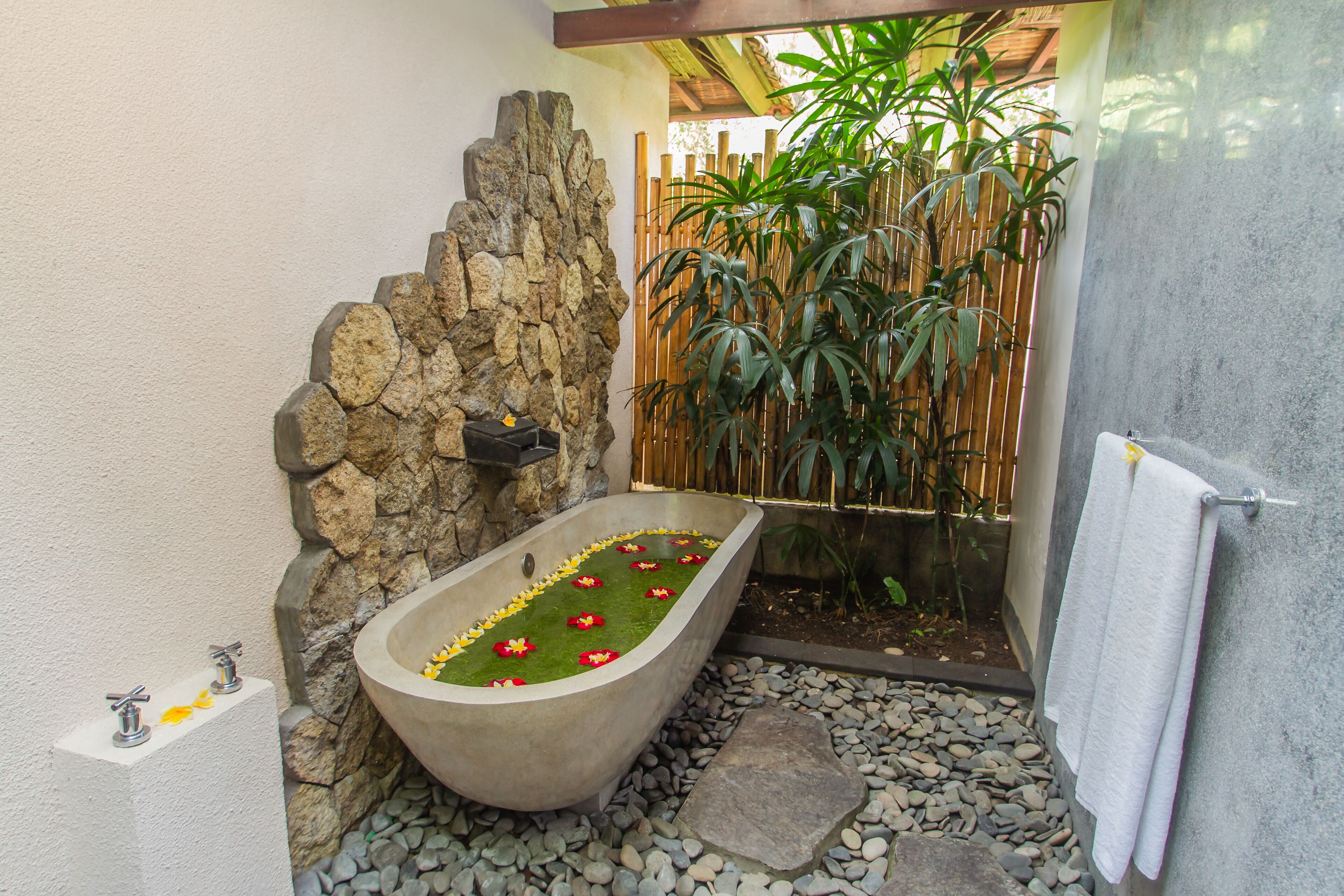 Deep-soaking bathtub