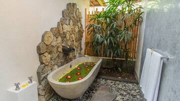 Deep-soaking bathtub