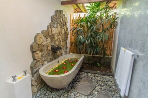 Deep soaking bathtub - Villa Beji Mawang by GenuineHost (Ubud)